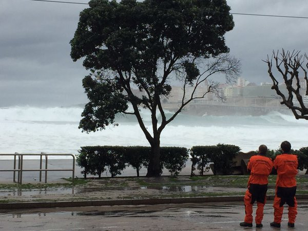 Las olas invaden el paseo de A Coruña