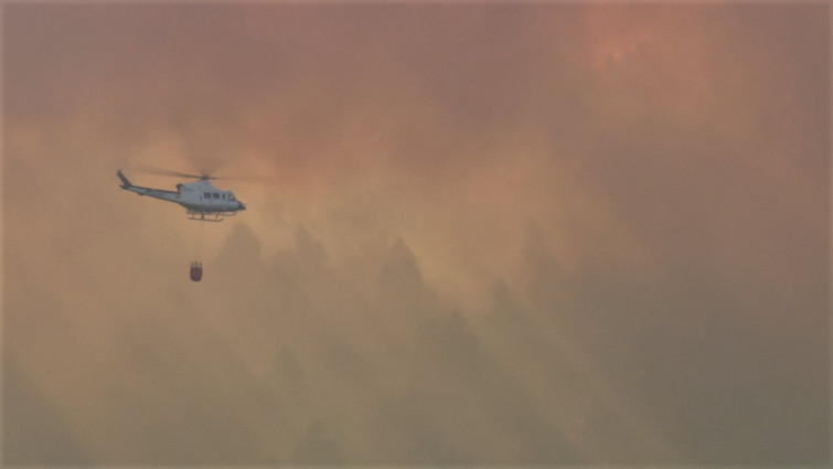 Se desactiva la alerta por proximidad a las casas del incendio que afecta a los municipios de Ames y Brión