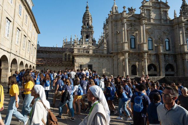 Centenares de jóvenes durante la inauguración y acto de acogida de la peregrinación europea de jóvenes 2022, en el Obradoiro de Santiago, a 3 de agosto de 2022, en Santiago de Compostela