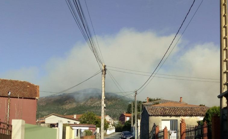 El incendio de Cures (Boiro) sigue avanzando con más de 1.200 hectáreas afectadas