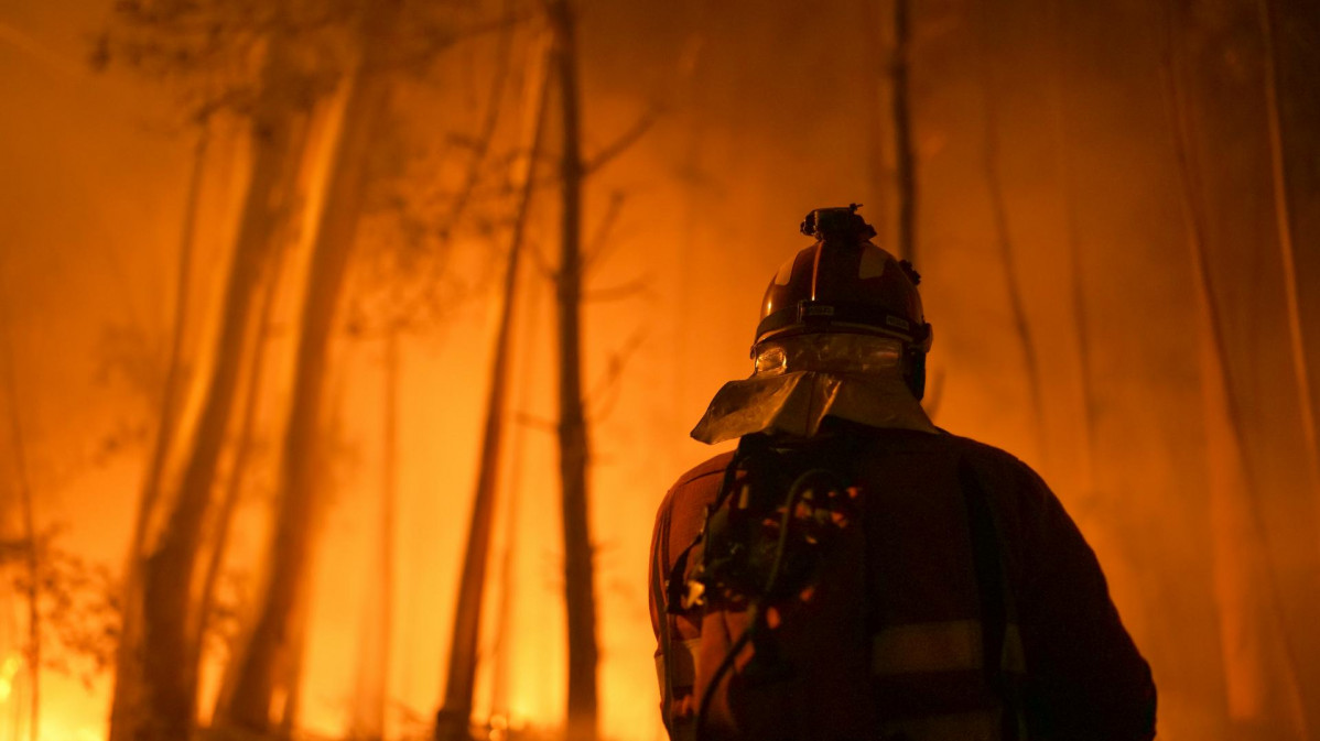 Un bombero trabaja en el incendio, a 5 agosto de 2022,  en O Vento, parroquia de Cea, en la comarca de Salnes y el concello de Villagarcía de Arousa, Pontevedra, Galicia.