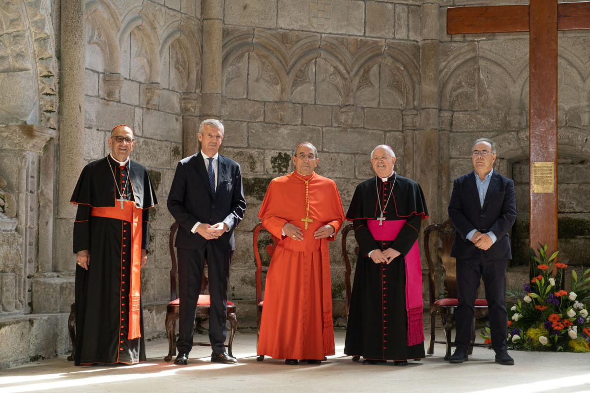 El presidente de la Conferencia Episcopa, Juan José Omellal; el presidente de la Xunta de Galicia, Alfonso Rueda; el cardenal Augusto dos Santos Marto; el arzobispo de Santiago, Julián Barrio; y el 