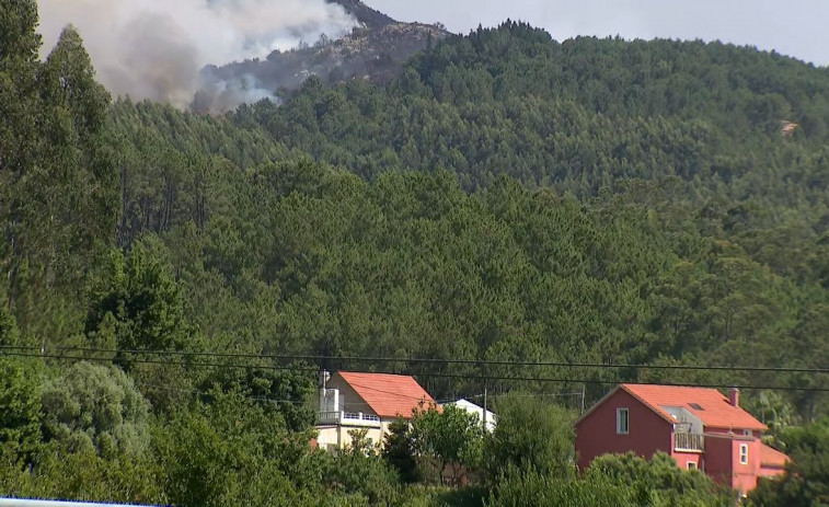 Ya son más de 1.750 las hectáreas afectadas en el incendio de Boiro