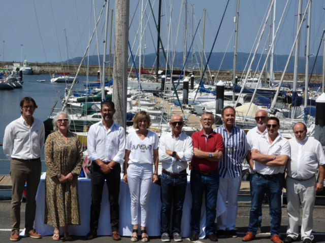 La directora de Turismo de Galicia, Nava Castro, asiste al izado de la 'Q' de Calidad Turística y de la bandera azul en el Club Náutico de Portosín, en Porto do Son (A Coruña)
