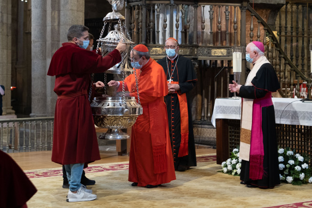 El cardenal António Augusto dos Santos Marto (2i), y el arzobispo de Santiago, Julián Barrio (1d), y el cardenal arzobispo de Barcelona y presidente de la Conferencia Episcopal, Juan José Omella (2d), en la Catedral de Santiago