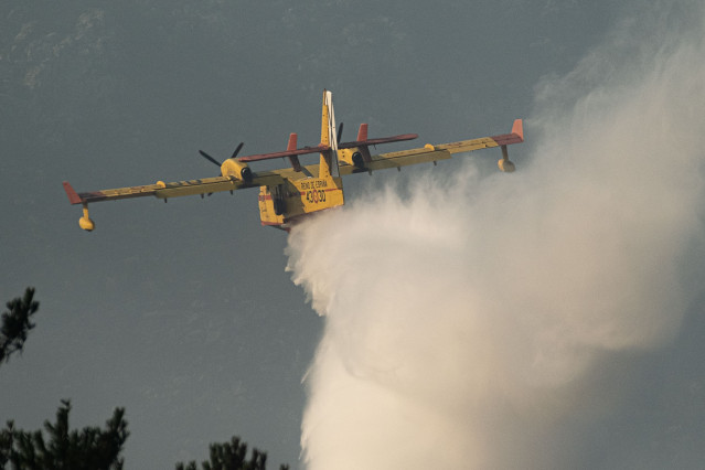 Un avión de extinción de incendios trabaja en la extinción del incendio iniciado en Boiro.