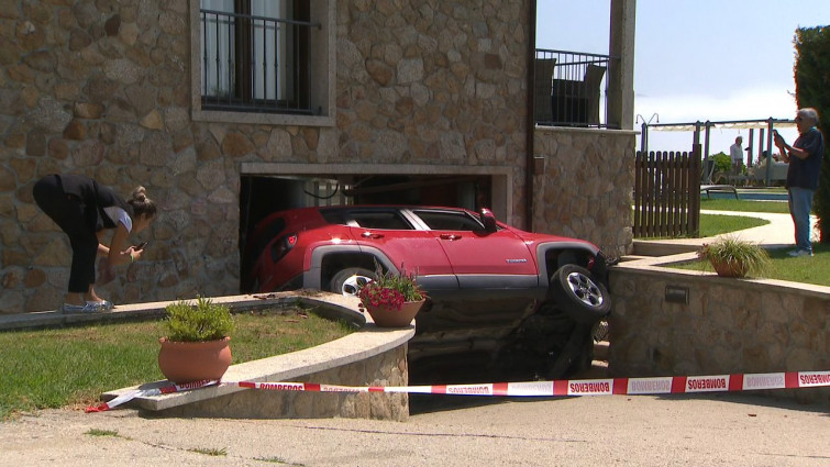 Así quedó un turismo al colisionar contra un hotel en Poio, sin que haya que lamentar víctimas