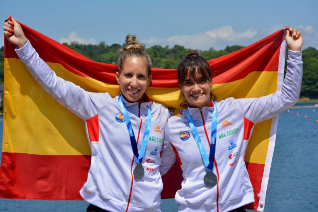 Teresa Portela y Sara Ouzande tras recibir una medalla.