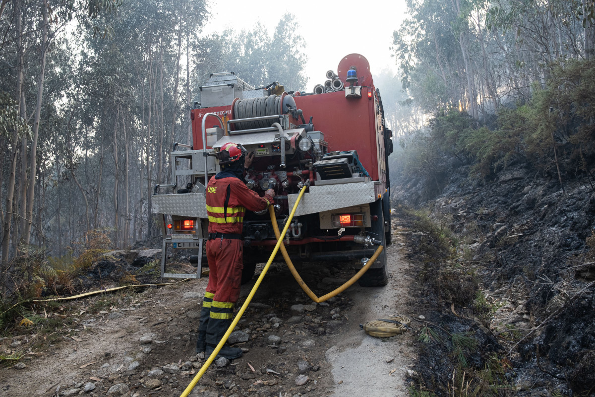 Bomberos trabajan en la extinción de un incendio iniciado en Boiro, a 6 de agosto de 2022, en Boiro, A Coruña (Galicia).