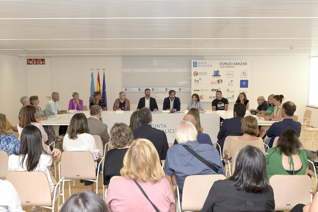 El vicepresidente segundo, Diego Calvo, asiste a la entrega de locales del Espacio Amizar