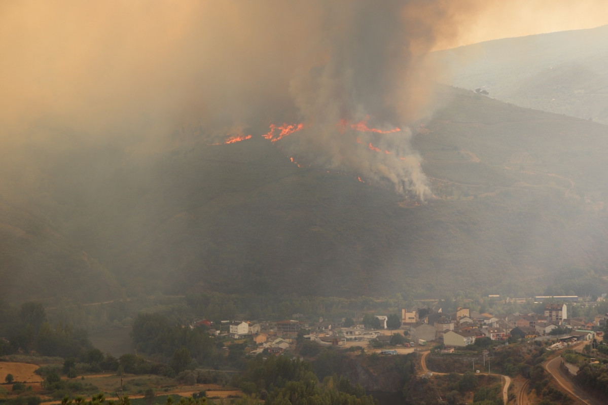 El incendio de Carballeda de Valdeorras entra en el municipio de O Barco de Valdeorras.