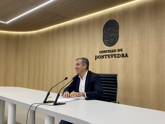 Archivo - El portavoz del grupo municipal del Partido Popular de Pontevedra, Rafa Domínguez, en rueda de prensa.