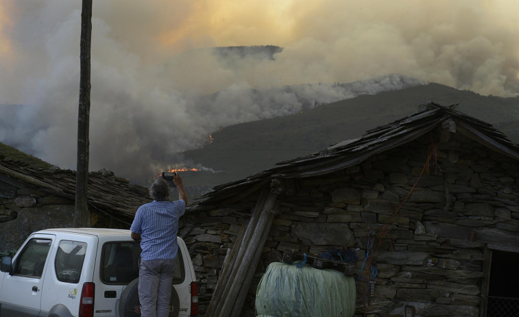 Incendios Galicia: los fuegos de Laza y Chandrexa se cruzan y forma un gran incendio, quemando 2.100 hectáreas