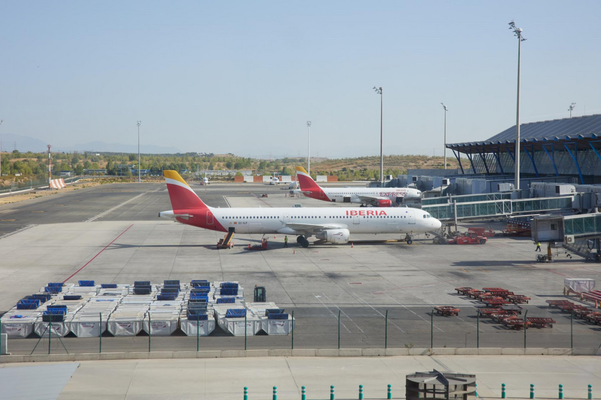 Dos aviones de Iberia en el aeropuerto Adolfo Suárez Madrid-Barajas, a 12 de agosto de 2022, en Madrid (España). Hoy es el primer día del puente del 15 de agosto y el inicio de vacaciones para las