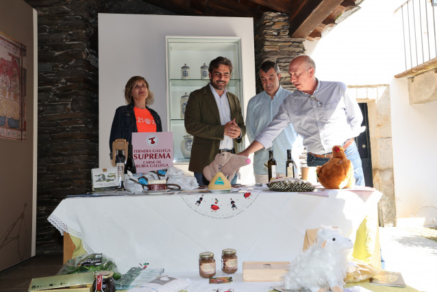 La directora de Turismo de Galicia, Nava Castro; el vicepresidente segundo y conselleiro de Presidencia, Justicia y Deportes, Diego Calvo; ; el secretario de Apehl, Jacobo García-Bobadilla, y el director de La Vuelta, Javier Guillén.