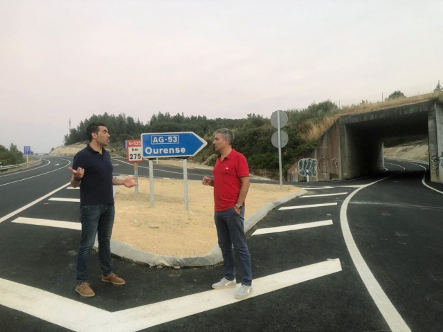 El delegado territorial de la Xunta en Pontevedra, Luis López, y el alcalde de Dozón, Adolfo Campos, en la apertura del nuevo acceso a la autovía autonomica AG-53 en sentido Ourense
