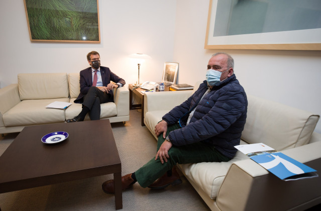 Archivo - El presidente del PP, Alberto Núñez Feijóo, junto al nuevo director de la Casa de Galicia en Madrid, Juan Carlos Serrano.