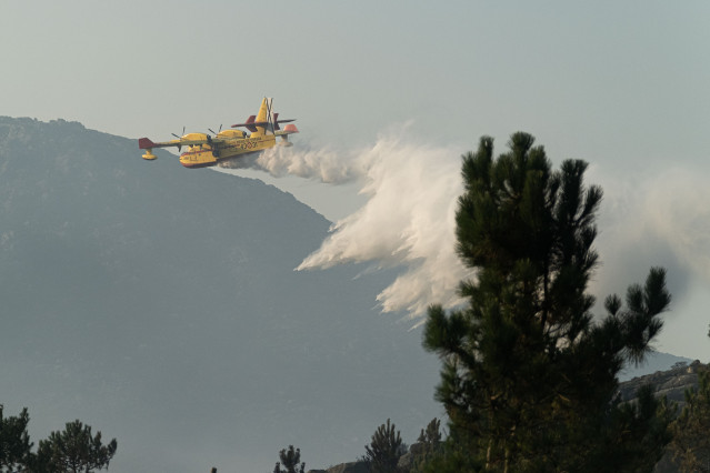 Un avión de extinción de incendios trabaja en la extinción del incendio de Boiro.