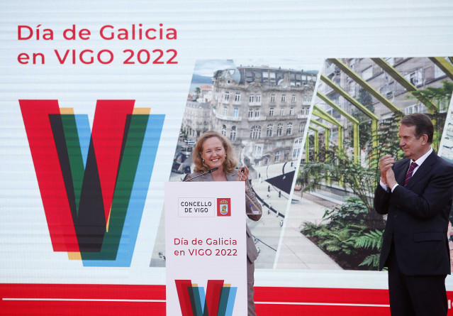 La vicepresidenta primera y ministra de Asuntos Económicos y Transformación Digital, Nadia Calviño, ofrece el pregón con motivo del Día de Galicia en los jardines de Castrelos del Pazo de Quiñones de León, en Vigo.