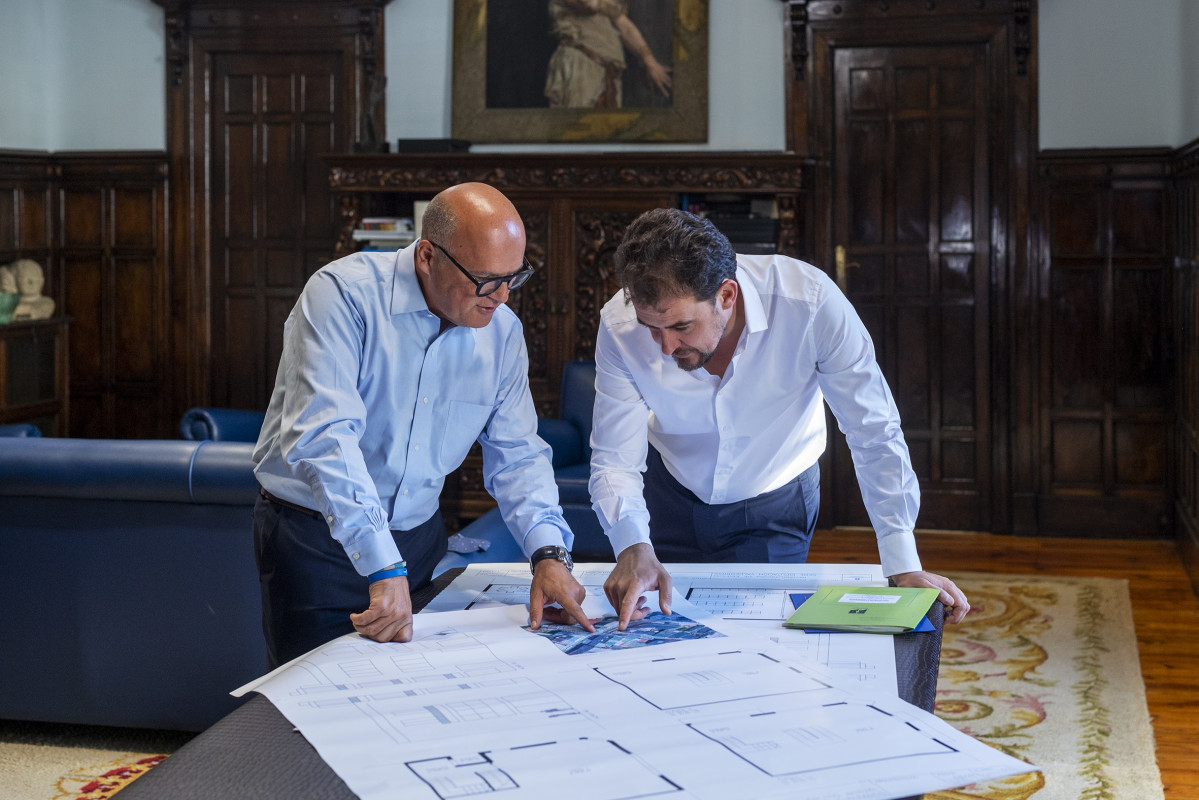 Manuel Baltar (Presidente Da Deputación Ourense) Acompañado De Álvaro Fernández (Alcade Do Concello Da Rúa) Revisan Os Planos Da Nova Sede Da Deputación Ourense Para A Comarca De Valdeorras, Que