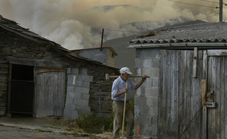 Extinguido el indencio de San Xoán de Río, mientras que otros seis siguen ardiendo