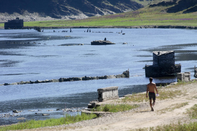 Un hombre camina junto al Rio Miño, a 27 de julio de 2022, en Lugo, Galicia.