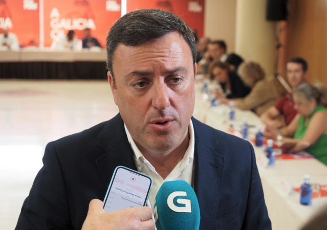 Archivo - El secretario xeral del PSdeG, Valentín González Formoso, en declaraciones a los medios.