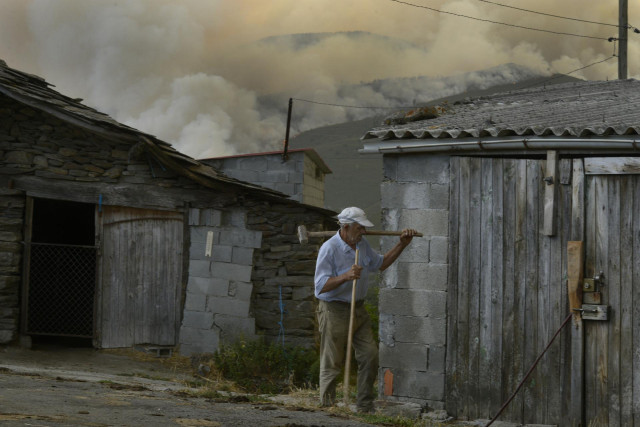 Vista de las llamas del incendio, a 10 de agosto de 2022, en Laza, Ourense, Galicia.