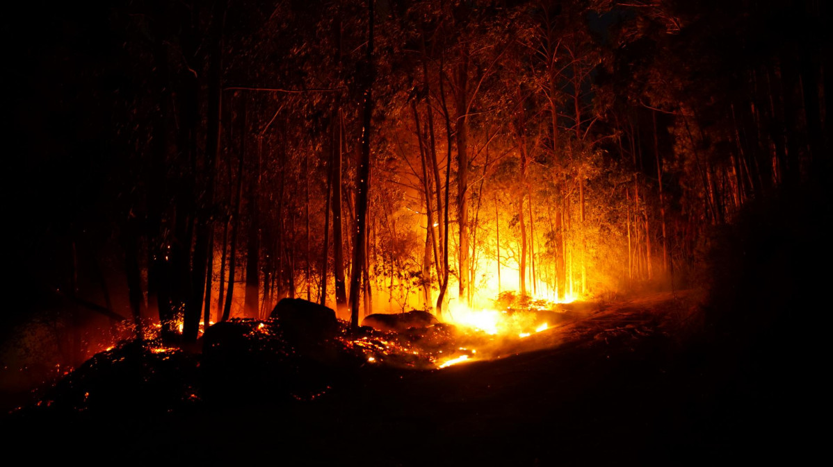 Vista general del incendio, en la parroquia de Saiar, en Caldas de Reis, Pontevedra, Galicia (España). El incendio forestal declarado en la tarde de ayer en el monte Xiabre, en la parroquia de Saiar,