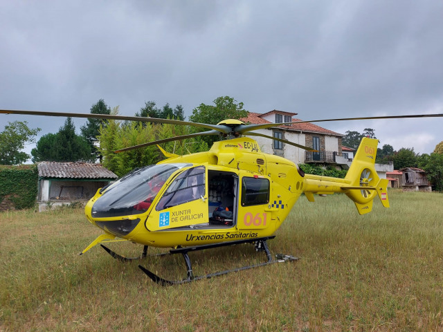 El helicóptero medicalizado del 061 asiste a un ciclista herido en Agolada