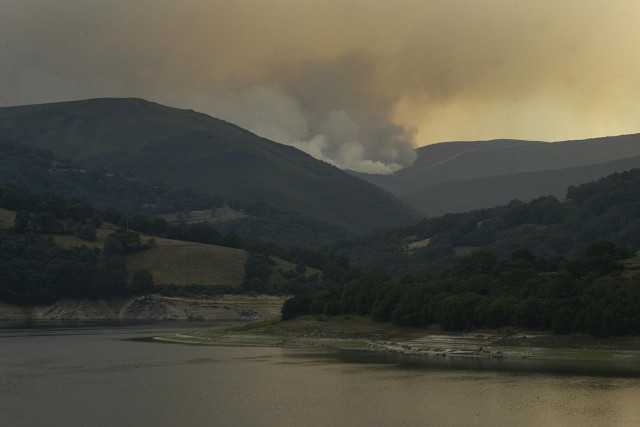 Vista de las llamas del incendio, a 10 de agosto de 2022, en Laza, Ourense, Galicia (España). Según la última actualización provisional de la Consellería de Medio Rural, en el municipio de Laza han ardido unas 740 hectáreas por un incendio que ya amenaza