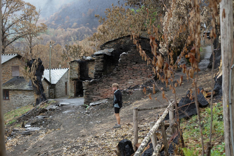Sin extinguir los fuegos de Laza y Pantón; los equipos de extinción se quejan del 