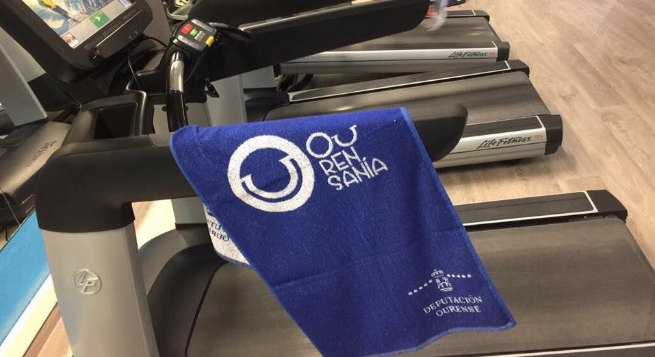 Toallas con el logo de 'ourensanía'.