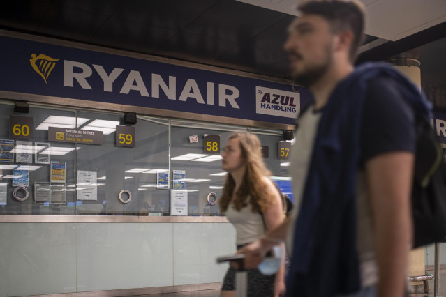 Ventanilla de Ryanair en un aeropuerto.
