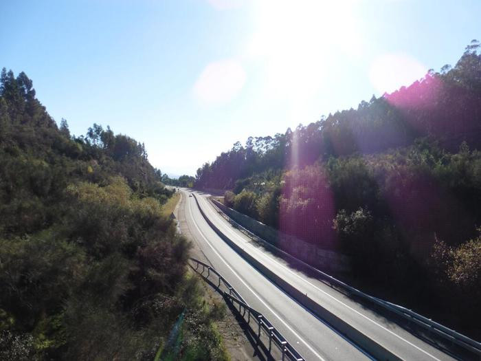 Aparece morto nun regato o conductor dun vehículo abandonado