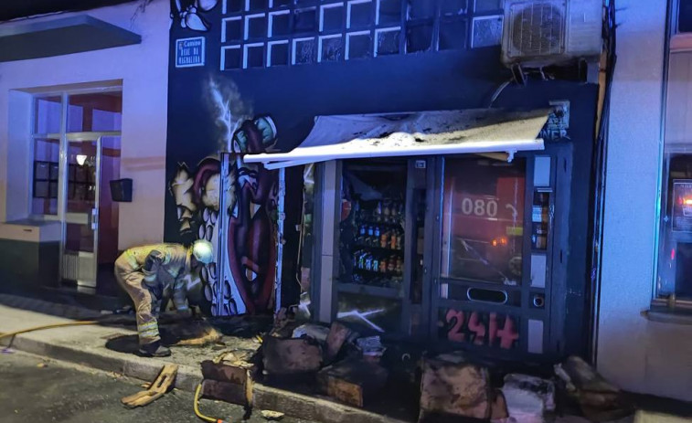 El incendio en unas máquinas expendedoras obliga a evacuar a 18 inquilinos de un edificio en Cedeira