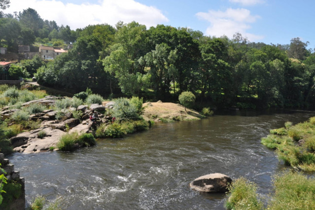 Caudal del Río Tambre a su paso por Ponte Maceira, en Negrerira