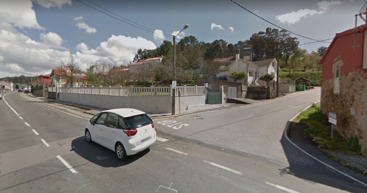 Heridas dos personas en una colisión entre una moto y un turismo en Noia