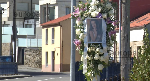 Flores en el lugar en el que Diana Quer fue raptada hace seis años, en A Pobra do Caramiñal (A Coruña).
