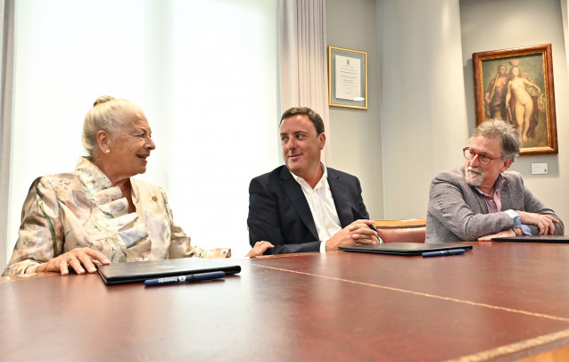 El presidente de la Diputación de A Coruña, Valentín González Formoso, firma un convenio con Amigos de la Ópera