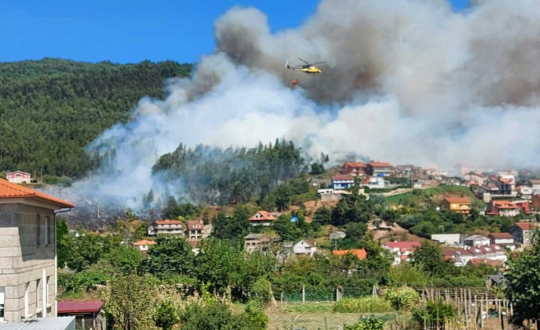Los incendios de Ponteareas y Moaña siguen  cerca de las casas pero reabre la autovía de O Morrazo