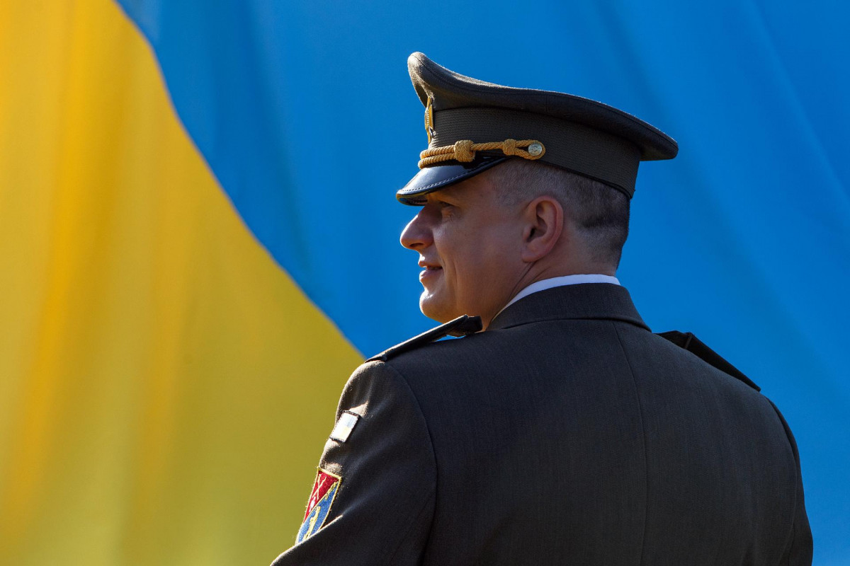 Un soldado participa en el du00eda de la bandera de Ucrania este 23 de agosto de 2022 en la plaza Bohdana Khmelnytskoho en una foto de Ukrinform   dpa