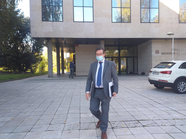 Archivo - El concejal socialista vigués, Carlos López Font, a su salida del juzgado tras declarar como investigado en relación a la aplicación de un decreto que suspendía los descansos de los bomberos. La causa fue finalmente archivada.