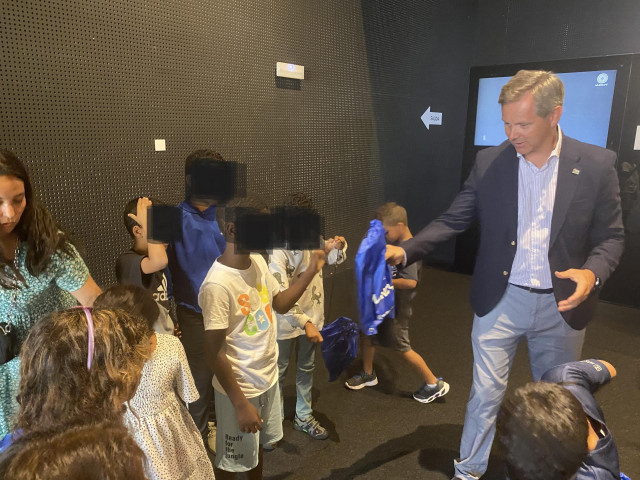 El delegado del Gobierno en Galicia, José Miñones, en un acto con niños saharauis del programa Vacaciones en Paz.