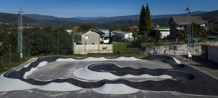 Competición cilcista nocturna en Mondariz para dar a conocer su nuevo Pumptrack del Campo da Minada