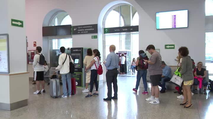 Problemas en estaciones como A Coruña y Santiago por la gran demanda de los bonos gratis de Renfe