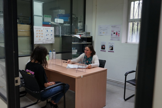 Orientadora laboral de Santiago con una persona usuaria del programa de insercción de empleo