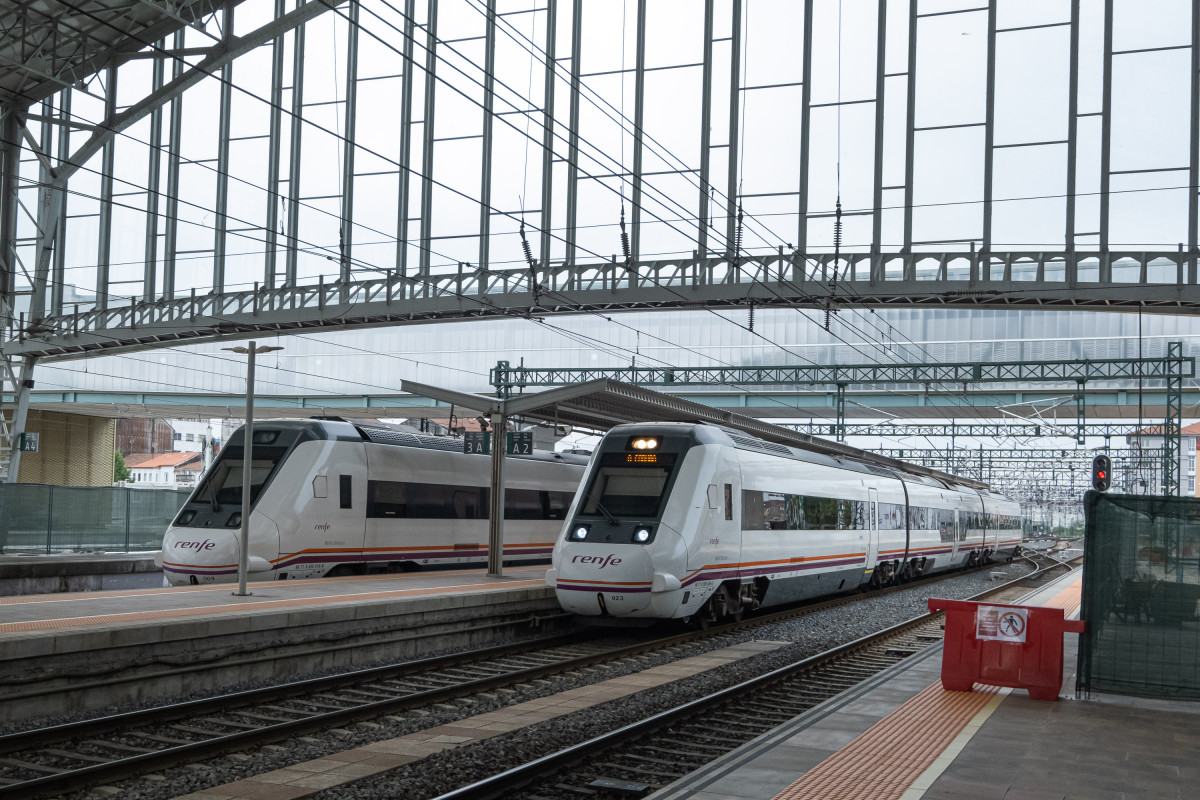 Trenes de cercanías parados en las vías de la estación de trenes, a 24  de agosto de 2022, en Santiago de Compostela, A Coruña, Galicia, (España). Los usuarios de Renfe en Galicia pueden adquirir