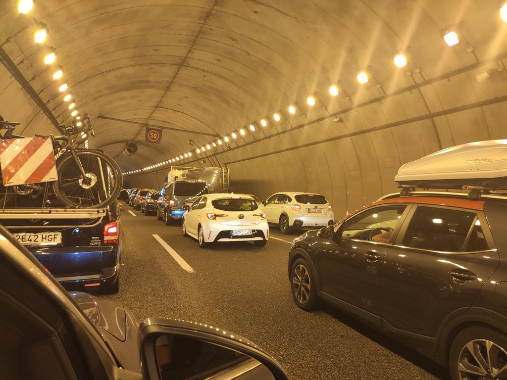 Atasco en el puente de la A6 de Pedrafita en una foto de @MArtn6