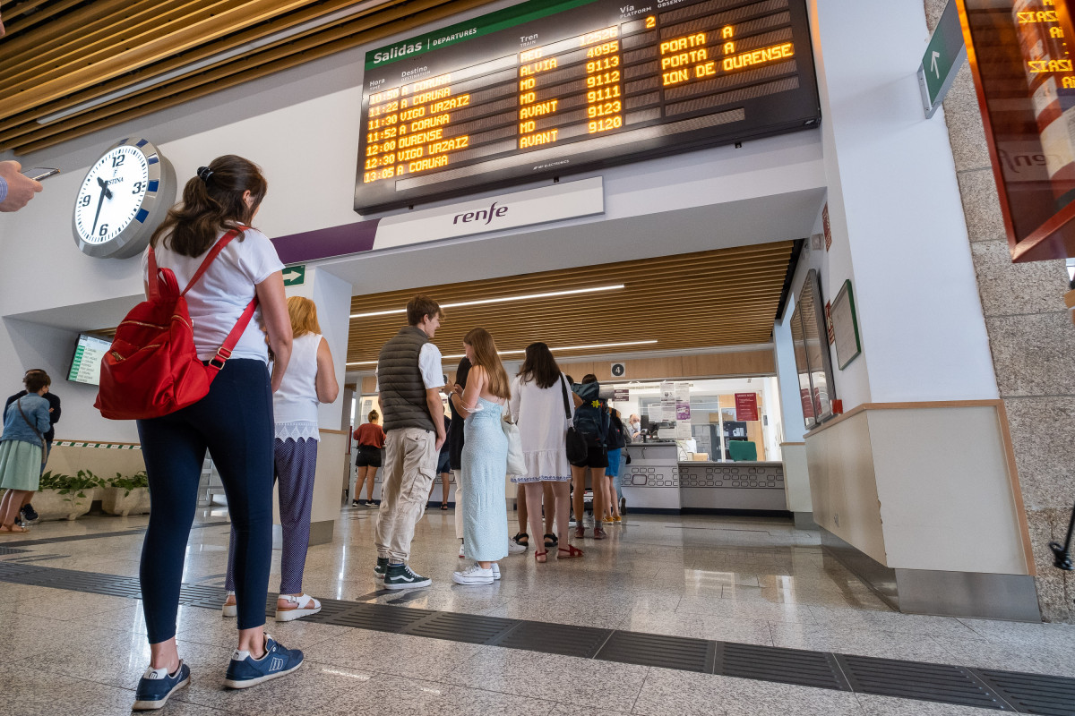 Varias personas hacen cola para adquirir un abono gratuito en la estación de trenes, a 24  de agosto de 2022, en Santiago de Compostela, A Coruña, Galicia, (España). Los usuarios de Renfe en Galici